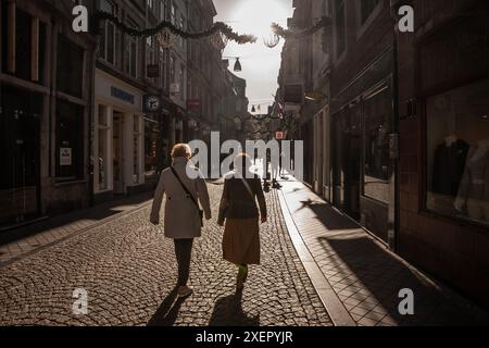 Immagine di una strada percorribile a piedi di Muntstraat a Maastricht con una folla di persone che camminano. Muntstraat è una strada nel centro della città olandese di Maa Foto Stock