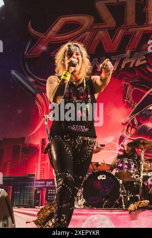 L'american Band Steel Panther si è esibita al Danish Copenhell Festival 2024. Credito: Andrea Pinna Foto Stock