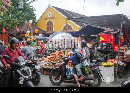 Hoi An, Vietnam - 8 febbraio 2024: L'ingresso al mercato centrale di Cho Hoi An, Vietnam Foto Stock