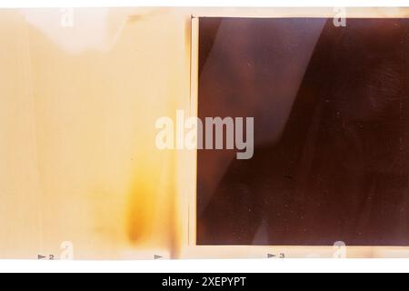 Pellicola negativa da 120 mm di colore grintoso con perdite di luce isolate su sfondo bianco. Pellicola di formato medio su sfondo bianco, segnaposto per foto retrò Foto Stock