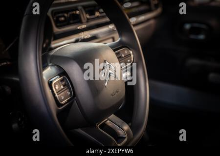 Immagine di un volante con il logo di Citroen a belgrado, serbia. Citroën è un marchio automobilistico francese. La produzione "Automobiles Citroën" Foto Stock