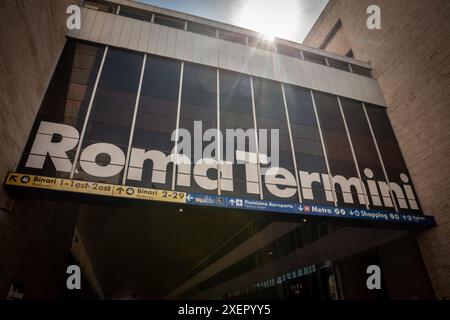 Foto dell'ingresso alla stazione ferroviaria di Roma termini. Roma termini è la principale stazione ferroviaria di Roma, in Italia. Prende il nome dal distretto del Foto Stock