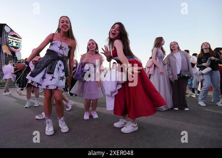 Mosca, Russia. 28 giugno 2024. I diplomati delle scuole superiori prendono parte a una festa di laurea al Gorky Park di Mosca, in Russia, il 28 giugno 2024. Crediti: Alexander Zemlianichenko Jr/Xinhua/Alamy Live News Foto Stock