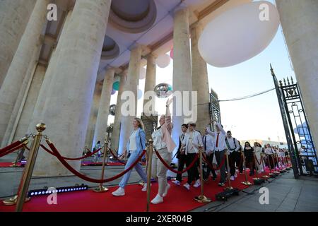 Mosca, Russia. 28 giugno 2024. I diplomati delle scuole superiori arrivano per una festa di laurea al Gorky Park di Mosca, in Russia, il 28 giugno 2024. Crediti: Alexander Zemlianichenko Jr/Xinhua/Alamy Live News Foto Stock