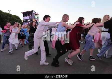 Mosca, Russia. 28 giugno 2024. I diplomati delle scuole superiori prendono parte a una festa di laurea al Gorky Park di Mosca, in Russia, il 28 giugno 2024. Crediti: Alexander Zemlianichenko Jr/Xinhua/Alamy Live News Foto Stock