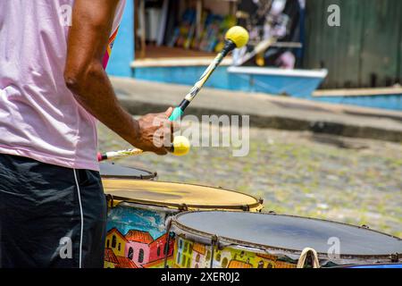 Batterista con batteria colorata sulle pendici di Pelourinho nella città di Salvador, Bahia Foto Stock