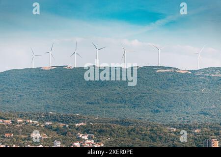 i generatori di turbine eoliche si trovano su una collina. La scena è tranquilla e serena, con i mulini a vento che offrono un senso di movimento e un ambiente alternativo Foto Stock