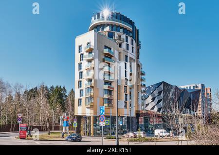 Mosca, Russia - 5 aprile 2024: Nuovi edifici. Moderno complesso residenziale di classe business, quartiere del design russo. Complesso sportivo Irina Viner Rhythmic Foto Stock