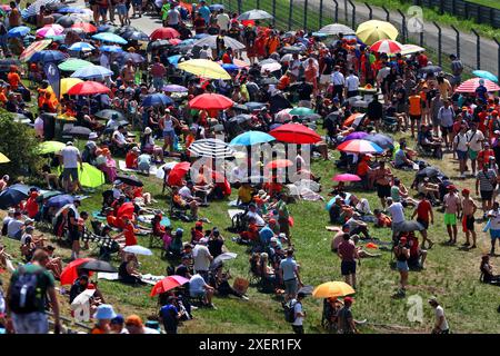 Spielberg, Austria. 29 giugno 2024. Atmosfera circuito - ventole. Campionato del mondo di Formula 1, Rd 11, Gran Premio d'Austria, sabato 29 giugno 2024. Spielberg, Austria. Crediti: James Moy/Alamy Live News Foto Stock