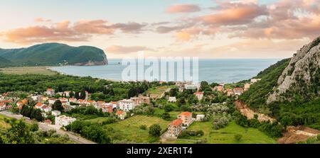 Vista aerea della splendida costa montenegrina a Buljarica, con acque azzurre e vegetazione lussureggiante. Foto Stock