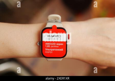 Tyumen, Russia - 20 giugno 2024: Elegante orologio Huawei bianco Fit 3 al polso Foto Stock