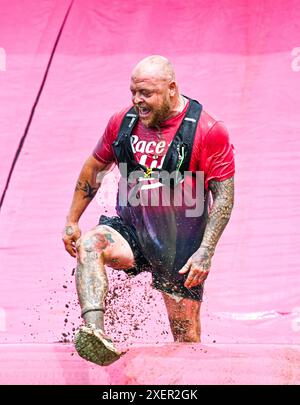 Brighton UK 29 giugno 2024 - migliaia di persone partecipano all'evento Cancer Research UK Pretty Muddy Race for Life in una calda giornata di sole a Stanmer Park Brighton . I partecipanti che sono stati toccati dal cancro si fanno strada intorno al percorso a ostacoli Pretty Muddy che è poco più di 3 miglia e aiuta a raccogliere migliaia di sterline per Cancer Research UK : Credit Simon Dack / Alamy Live News Foto Stock