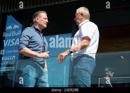 #1 Jos Verstappen (NDL) ha chiacchierato con Helmut Marko (AUT) Advisor di ASTON MARTIN ORACLE REDBULL durante le qualifiche sprint di F1 QATAR ARWAYS AUSTRIAN GP 2024 dal 28 al 30 giugno @FOTO RACINGPICTURE durante la Formula 1 Qatar Airways Austrian Grand Prix 2024 - Sprint Race, campionato Formula 1 in Austria, Austria, giugno 29 2024 crediti: Independent Photo Agency Srl/Alamy Live News Foto Stock