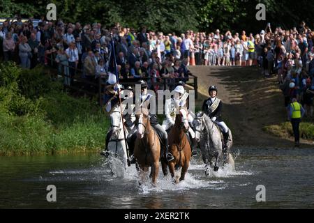 Galashiels, Regno Unito, 29 giugno 2024. Il Braw Lads Gathering è stato reistituito nel 1930 per celebrare la storia della città ed è simile a Riding the Bounds e cavalcare le Marche come celebrato in altri luoghi. Gli eventi preliminari precedono le cerimonie principali del sabato, che iniziano con Braw Lad che riceve la bandiera Burgh e conduce i suoi sostenitori a cavallo al RAID Stane qui nel 1337 i ragazzi di Gala uccidono i razziatori inglesi in un campo di prugne selvatiche il flusso è rosso di sangue e.. i telai di soor sono diventati l'emblema di Burgh la corsa continua con un attraversamento del Tweed fino ad Abbotsford e un ritorno alla città Vecchia C. Foto Stock