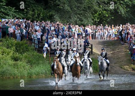 Galashiels, Regno Unito, 29 giugno 2024. Il Braw Lads Gathering è stato reistituito nel 1930 per celebrare la storia della città ed è simile a Riding the Bounds e cavalcare le Marche come celebrato in altri luoghi. Gli eventi preliminari precedono le cerimonie principali del sabato, che iniziano con Braw Lad che riceve la bandiera Burgh e conduce i suoi sostenitori a cavallo al RAID Stane qui nel 1337 i ragazzi di Gala uccidono i razziatori inglesi in un campo di prugne selvatiche il flusso è rosso di sangue e.. i telai di soor sono diventati l'emblema di Burgh la corsa continua con un attraversamento del Tweed fino ad Abbotsford e un ritorno alla città Vecchia C. Foto Stock