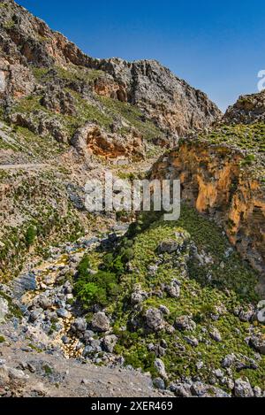 Torrente Kourtaliotis nella gola Kourtaliotiko, Chiesa di Agia Kiriaki, 1853, in lontananza, tra i monti Kouropa e Xiro, vicino a Plakias, Creta, Grecia Foto Stock