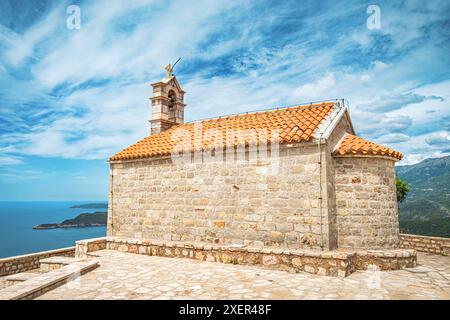 Chiesa di Santa Sava in Montenegro, annidata tra pittoresche montagne e con viste mozzafiato sul Mare Adriatico. Foto Stock