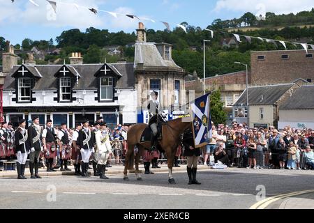 Galashiels, Regno Unito, 29 giugno 2024. Il Braw Lads Gathering è stato reistituito nel 1930 per celebrare la storia della città ed è simile a Riding the Bounds e cavalcare le Marche come celebrato in altri luoghi. Gli eventi preliminari precedono le cerimonie principali del sabato, che iniziano con Braw Lad che riceve la bandiera Burgh e conduce i suoi sostenitori a cavallo al RAID Stane qui nel 1337 i ragazzi di Gala uccidono i razziatori inglesi in un campo di prugne selvatiche il flusso è rosso di sangue e.. i telai di soor sono diventati l'emblema di Burgh la corsa continua con un attraversamento del Tweed fino ad Abbotsford e un ritorno alla città Vecchia C. Foto Stock