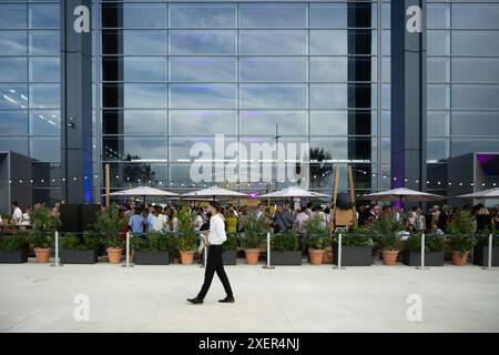 Marignane, Francia. 25 giugno 2024. Una serata con tutti gli ospiti e il personale si svolge durante l'inaugurazione ufficiale del nuovo Terminal 1. Il Terminal 1 dell'aeroporto Marseille Provence di Marignane, in Francia, è ufficialmente inaugurato dopo un progetto di ampliamento e modernizzazione di 22.000 m2 progettato dallo studio di architettura Foster and Partners. Credito: SOPA Images Limited/Alamy Live News Foto Stock