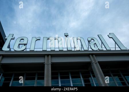 Marignane, Francia. 25 giugno 2024. Le indicazioni per il nuovo Terminal 1 dell'aeroporto Marseille Provence. Il Terminal 1 dell'aeroporto Marseille Provence di Marignane, in Francia, è ufficialmente inaugurato dopo un progetto di ampliamento e modernizzazione di 22.000 m2 progettato dallo studio di architettura Foster and Partners. Credito: SOPA Images Limited/Alamy Live News Foto Stock