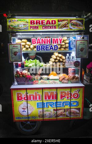 Hoi An, Vietnam - 5 febbraio 2024: Venditore di mercato che vende tipici panini Banh mi a Hoi An, Vietnam Foto Stock