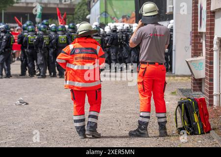 Rettungsdienst der Johanniter Unfallhilfe bei der Demonstration gegen den AFD Parteitag a Essen, NRW, Deutschland, Demo AFD Parteitag *** Johanniter Unfallhilfe servizio di soccorso alla manifestazione contro la conferenza del partito AFD a Essen, NRW, Germania, dimostrazione della conferenza del partito AFD Foto Stock