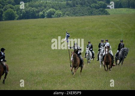 Galashiels, Regno Unito, 29 giugno 2024. Il Braw Lads Gathering è stato reistituito nel 1930 per celebrare la storia della città ed è simile a Riding the Bounds e cavalcare le Marche come celebrato in altri luoghi. Gli eventi preliminari precedono le cerimonie principali del sabato, che iniziano con Braw Lad che riceve la bandiera Burgh e conduce i suoi sostenitori a cavallo al RAID Stane qui nel 1337 i ragazzi di Gala uccidono i razziatori inglesi in un campo di prugne selvatiche il flusso è rosso di sangue e.. i telai di soor sono diventati l'emblema di Burgh la corsa continua con un attraversamento del Tweed fino ad Abbotsford e un ritorno alla città Vecchia C. Foto Stock