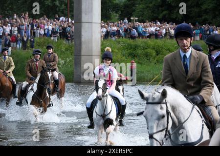 Galashiels, Regno Unito, 29 giugno 2024. Il Braw Lads Gathering è stato reistituito nel 1930 per celebrare la storia della città ed è simile a Riding the Bounds e cavalcare le Marche come celebrato in altri luoghi. Gli eventi preliminari precedono le cerimonie principali del sabato, che iniziano con Braw Lad che riceve la bandiera Burgh e conduce i suoi sostenitori a cavallo al RAID Stane qui nel 1337 i ragazzi di Gala uccidono i razziatori inglesi in un campo di prugne selvatiche il flusso è rosso di sangue e.. i telai di soor sono diventati l'emblema di Burgh la corsa continua con un attraversamento del Tweed fino ad Abbotsford e un ritorno alla città Vecchia C. Foto Stock