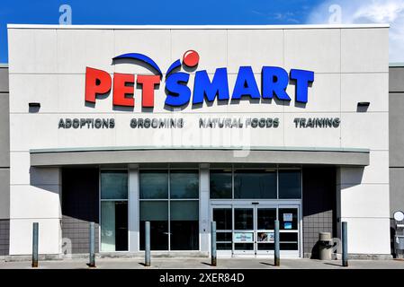 Ottawa, Canada - 12 maggio 2024: Negozio PetSmart su Merivale Road. PetSmart Inc. È una catena americana privata di superstore per animali domestici, negli Stati Uniti e in Canada Foto Stock