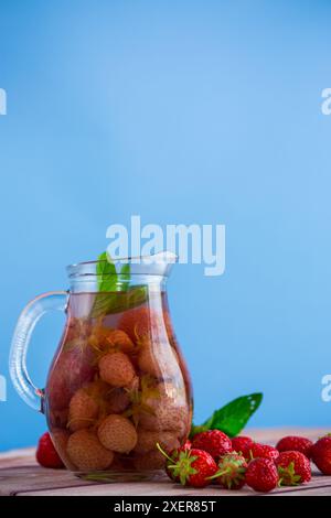 Dolce e rinfrescante composta di fragole mature in un decanter. Foto Stock