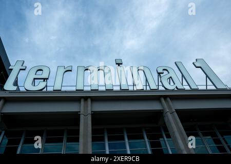 Marignane, Francia. 25 giugno 2024. Le indicazioni per il nuovo Terminal 1 dell'aeroporto Marseille Provence. Il Terminal 1 dell'aeroporto Marseille Provence di Marignane, in Francia, è ufficialmente inaugurato dopo un progetto di ampliamento e modernizzazione di 22.000 m2 progettato dallo studio di architettura Foster and Partners. (Credit Image: © Laurent Coust/SOPA Images via ZUMA Press Wire) SOLO PER USO EDITORIALE! Non per USO commerciale! Foto Stock