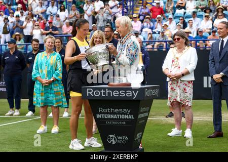 Eastbourne, East Sussex, Regno Unito. 29 giugno 2024; Devonshire Park, Eastbourne, East Sussex, Inghilterra: Rothesay International Eastbourne, giorno 6; Martina Navrátilová presenta il trofeo del vincitore a Daria Kasatkina dopo aver vinto la finale del singolare femminile Credit: Action Plus Sports Images/Alamy Live News Foto Stock