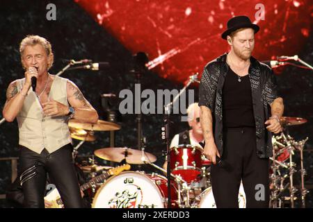 Peter Maffay und Johannes Oerding live bei einem Konzert der We Love Rock n Roll - Farewell Tour auf dem Königsplatz. München, 28.06.2024 *** Peter Maffay e Johannes Oerding dal vivo ad un concerto del We Love Rock n Roll Farewell Tour a Königsplatz Monaco di Baviera, 28 06 2024 foto:XS.xNömerx/xFuturexImagex maffay 4671 Foto Stock