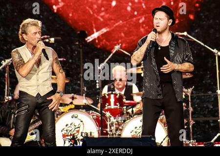 Peter Maffay und Johannes Oerding live bei einem Konzert der We Love Rock n Roll - Farewell Tour auf dem Königsplatz. München, 28.06.2024 *** Peter Maffay e Johannes Oerding dal vivo ad un concerto del We Love Rock n Roll Farewell Tour a Königsplatz Monaco di Baviera, 28 06 2024 foto:XS.xNömerx/xFuturexImagex maffay 4670 Foto Stock