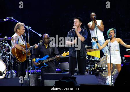 Peter Maffay und Johannes Oerding live bei einem Konzert der We Love Rock n Roll - Farewell Tour auf dem Königsplatz. München, 28.06.2024 *** Peter Maffay e Johannes Oerding dal vivo ad un concerto del We Love Rock n Roll Farewell Tour a Königsplatz Monaco di Baviera, 28 06 2024 foto:XS.xNömerx/xFuturexImagex maffay 4674 Foto Stock