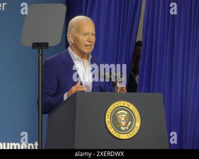 Stonewall Monument, 38-64 Christopher St, New York, NY 10014. 28 giugno 2024. GLI STATI UNITI Pres Joe Biden e la First Lady Jill Biden celebrano lo Stonewall Monument Memorial Celebration del 2024 allo Stonewall Memorial nel West Village di New York durante la Pride Week. Crediti: ©Julia Mineeva/EGBN TV News/Alamy Live News Foto Stock