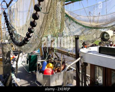 Cesoie per gamberetti con reti da pesca nel porto di Greetsiel, pronte per il prossimo pescato. Reti da pesca al sole. Foto Stock