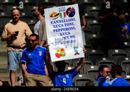 Berlino, Germania. 29 maggio 2024. Tifoso italiano durante la partita di calcio di Euro 2024 tra Svizzera e Italia all'Olympiastadion di Berlino, Germania - sabato 29 giugno 2024. Sport - calcio . (Foto di Fabio Ferrari/LaPresse) credito: LaPresse/Alamy Live News Foto Stock