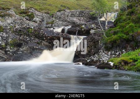 Una maestosa serie di cascate naturali sul fiume Dundonnell nelle remote Hoghlands scozzesi, parte della famosa rotta turistica North Coast 500. Foto Stock