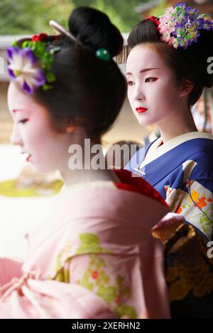 Maiko, Geisha, il Giardino di Roccia, il Tempio di Ryoanji, Kyoto, Giappone. Foto Stock