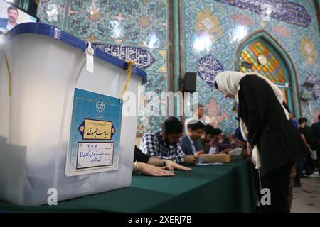 Teheran, Iran. 28 giugno 2024. Le persone votano in un seggio elettorale durante le elezioni presidenziali iraniane a Teheran, Iran, il 28 giugno 2024. Crediti: Shadati/Xinhua/Alamy Live News Foto Stock