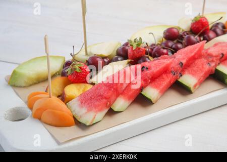 Macedonia di frutta - frutta fresca tagliata servita sul tavolo del ristorante Foto Stock