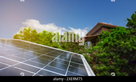 I pannelli solari sono collocati su uno sfondo sfocato, sottolineando il concetto di utilizzo dell'energia solare per le abitazioni in aree remote. L'immagine evidenzia il pratto Foto Stock