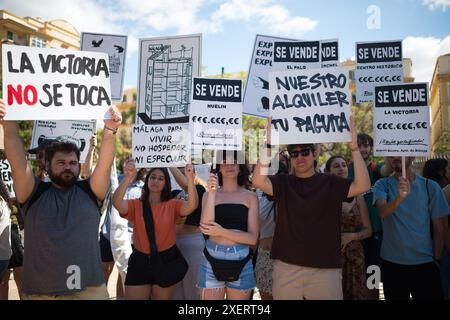 Si vedono manifestanti che tengono cartelli che esprimono le loro opinioni durante una manifestazione contro il turismo di massa in città, a seguito delle recenti proteste nelle isole Canarie e Baleari o a Maiorca. Migliaia di persone sono scese in strada nel centro di Malaga per protestare contro l'aumento dei prezzi degli affitti e per chiedere un alloggio decente. Negli ultimi anni, la città di Malaga ha vissuto una grave crisi abitativa, in gran parte a causa delle speculazioni sugli affitti e di un processo di gentrificazione, che ha reso difficile per molti accedere a abitazioni decenti. Associazioni locali di quartiere e organisat Foto Stock