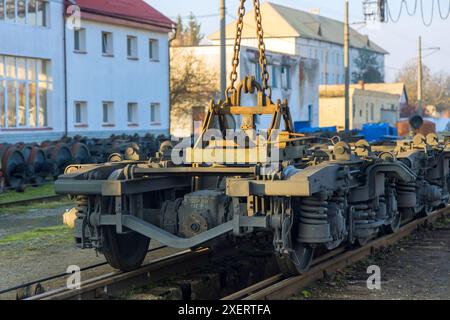 Le ruote delle auto ferroviarie all'incrocio ferroviario durante l'attesa di riparazione Foto Stock