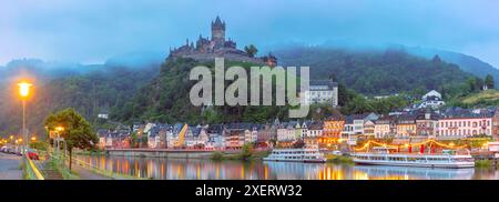 Panorama di Foggy Cochem, splendida città sul fiume Mosella, castello di Reichsburg sulla collina, Germania Foto Stock