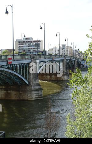 Un ponte sulla Senna ad Asnières, vicino a Parigi Foto Stock