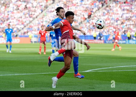 Dan Ndoye (a destra) e l'italiano Matteo Darmian si battono per il pallone durante il round di UEFA Euro 2024 del 16 all'Olympiastadion di Berlino, Germania. Data foto: Sabato 29 giugno 2024. Foto Stock