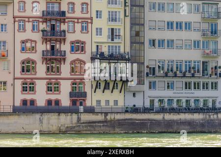 Città di Basilea - Un ponte attraversa il fiume Reno con una città sullo sfondo. Il ponte è una struttura in pietra con un cartello rosso e bianco su di esso. La città è fil Foto Stock