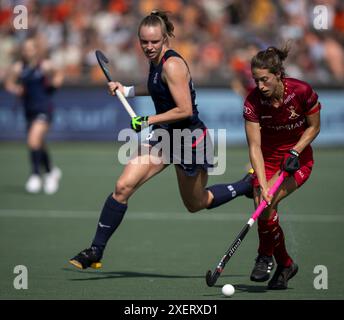 Amsterdam, Paesi Bassi. 29 giugno 2024. AMSTELVEEN - Isabelle Petter (GBR) in un duello contro Barbara Nelen (BEL) durante la partita a gironi della FIH Pro League. Credito di DONAZIONE DELLA CARTEGGIATRICE ANP: Notizie dal vivo ANP/Alamy Foto Stock